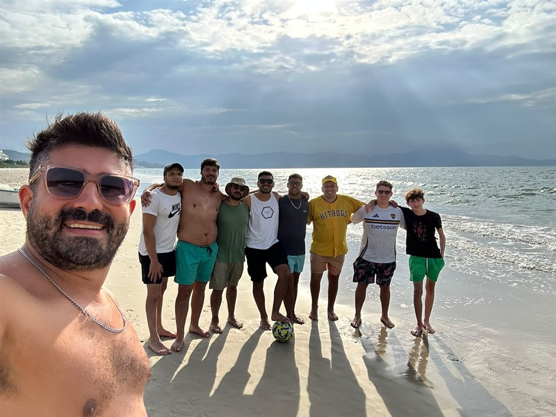 Grupo de viajeros en una playa de Brasil
