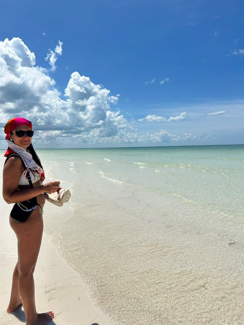 Viajera en una playa de agua turquesa
