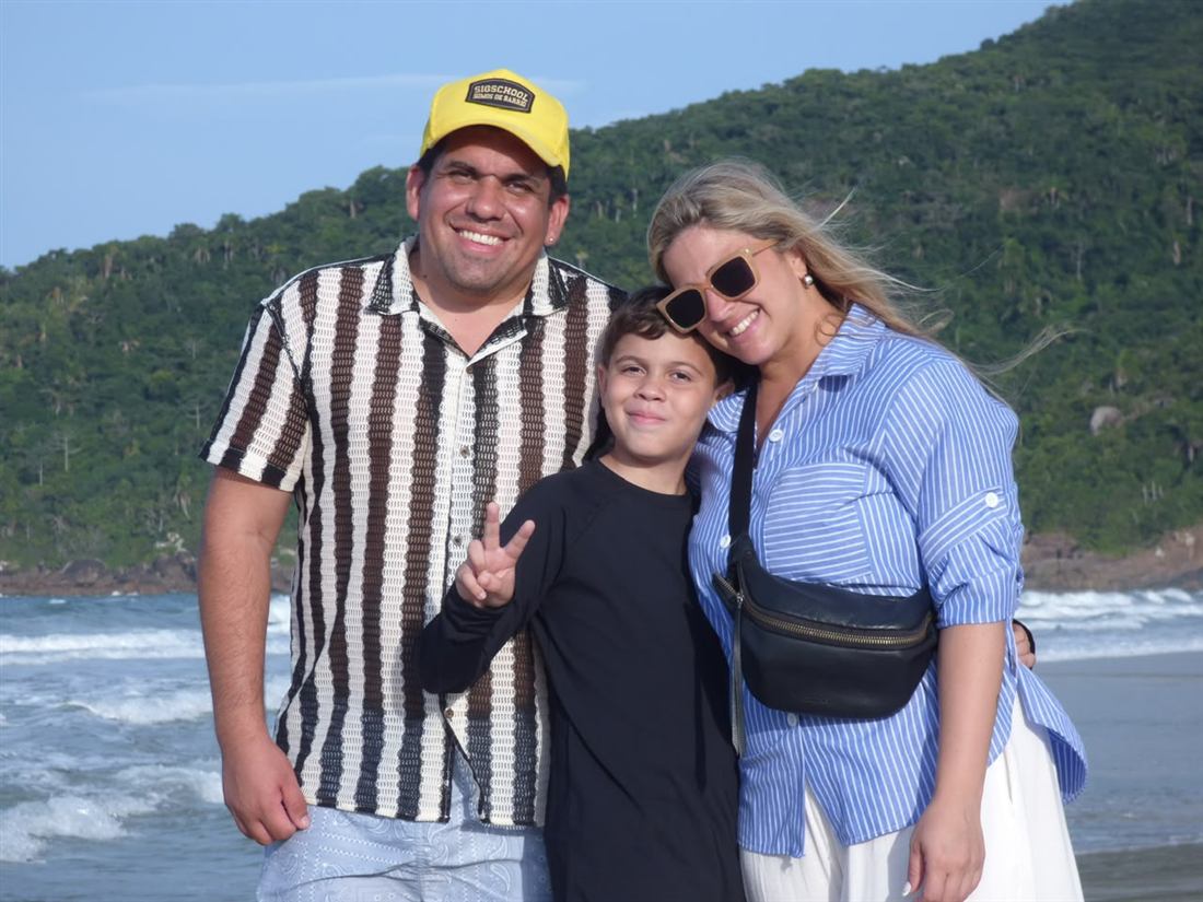 Familia de viajeros en una playa de Brasil