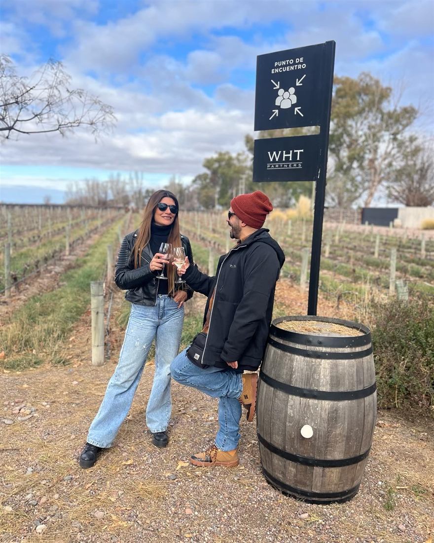 Leonel y su pareja brindando entre viñedos