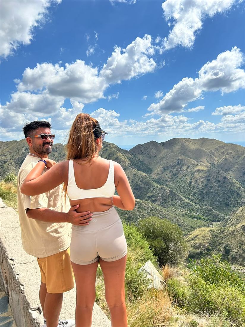 Leonel y su pareja frente a las sierras